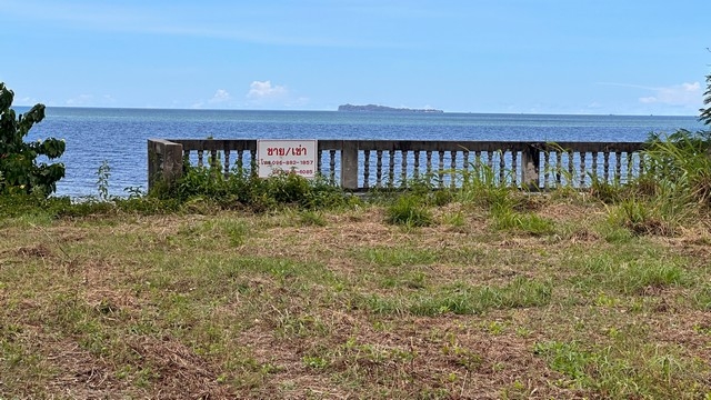 บ้านที่ดินทำเลดี ขายที่สวยมากติดทะเล ที่ติดชายหาดสะพลี ชุมพร 5.9ล