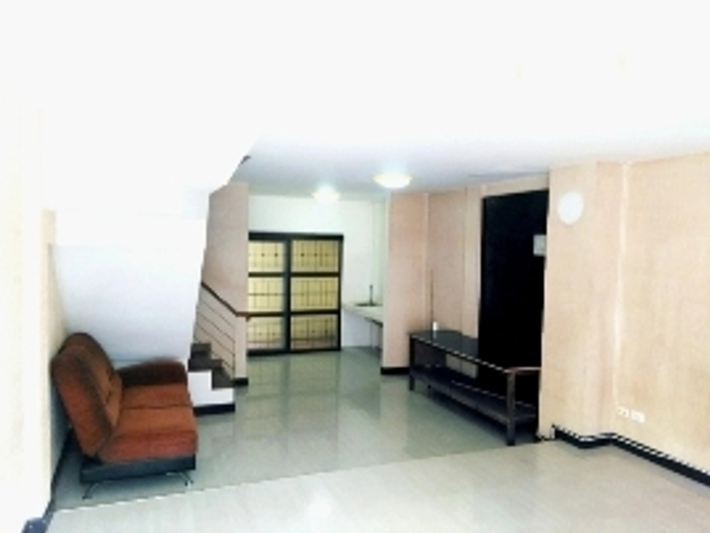 Modern 2-storey townhouse for rent, Soi Chaengwattana 17 (In front of Soi Condo Lumpini) Sinsuk - Subwattana Opposite Central Chaengwattana Contact Khun Golf 064-595-1526 