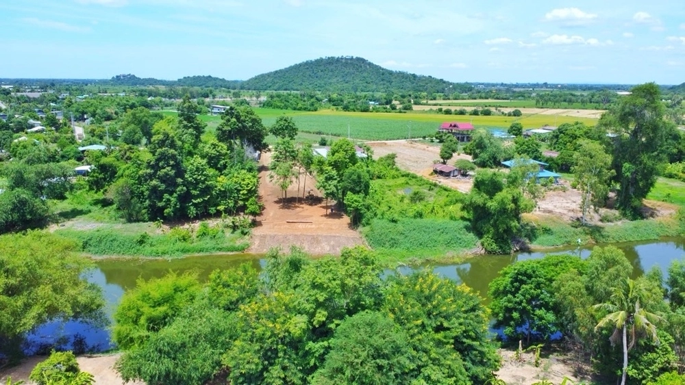 Land for sale, cheap price, land for sale next to the river, Suphan Buri Province, 398.5 sq m.