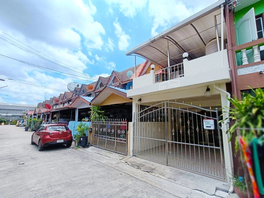 For sale: 2-storey townhouse, Soi Nonthaburi 20 (Sanambinnam Road), near the Purple Line MRT station, with water tank and extension of upper balcony, can be used as a sitting area and as a laundry area, area 18 sq m, selling for only 2,790,000 million baht.