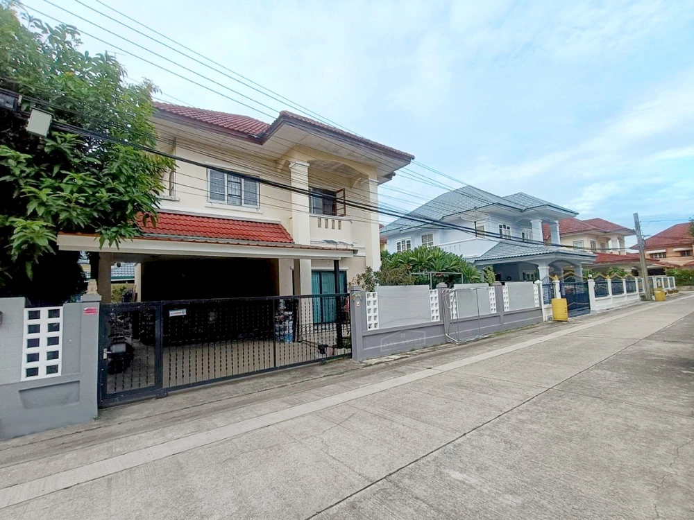 For sale: 2-storey detached house, Laphawan Village 9 (Chaiyaphruek-Ratchaphruek Road), "with air conditioner", near MRT Pink Line, area 72 sq m, selling for only 4,700,000 million baht.