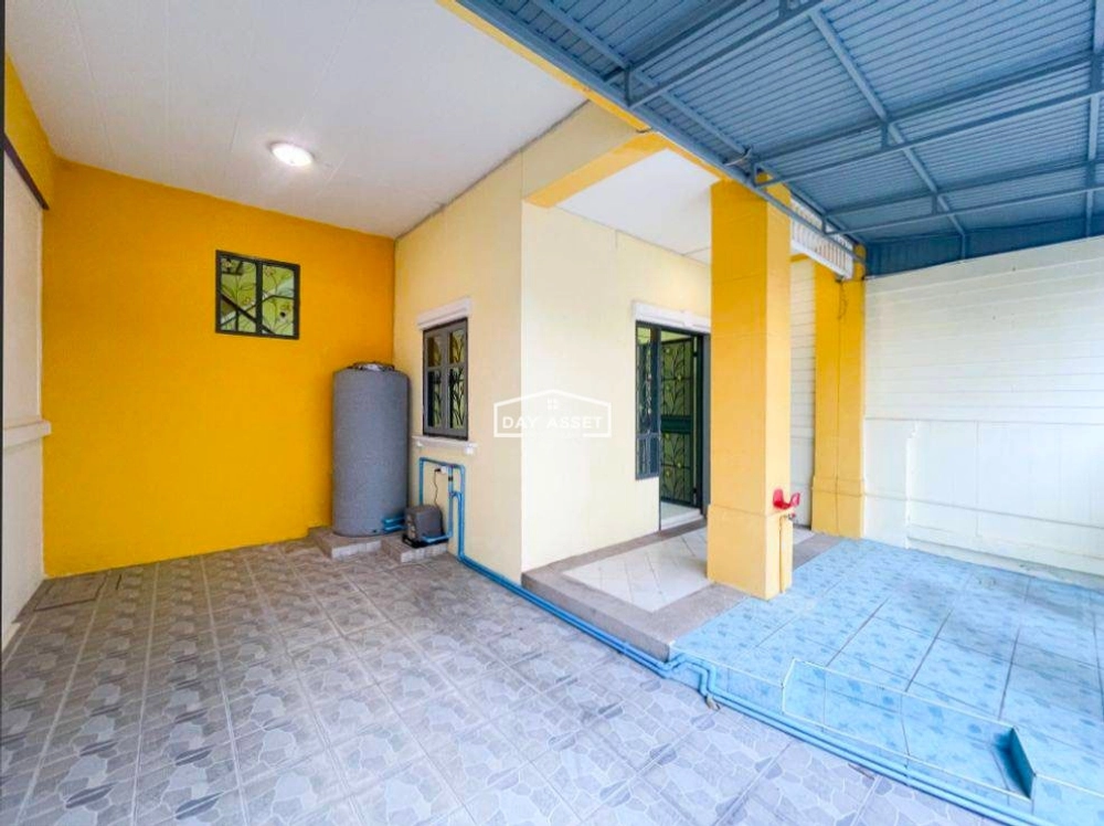 For sale: 2-storey townhouse, Piyawararom Village 1 (Piyawararom 1), Bang Kruai-Sai Noi Road, includes air conditioner/extension of back porch, area 21 sq m, selling for only 1,350,000 million baht.