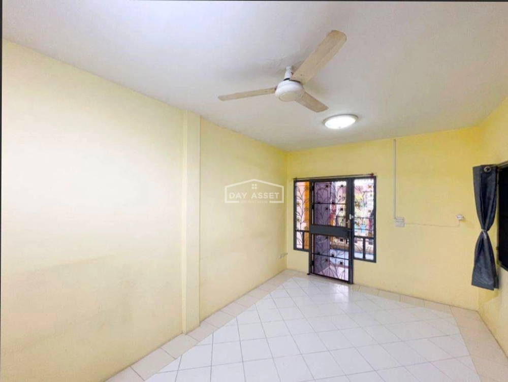 For sale: 2-storey townhouse, Piyawararom Village 1 (Piyawararom 1), Bang Kruai-Sai Noi Road, includes air conditioner/extension of back porch, area 21 sq m, selling for only 1,350,000 million baht.