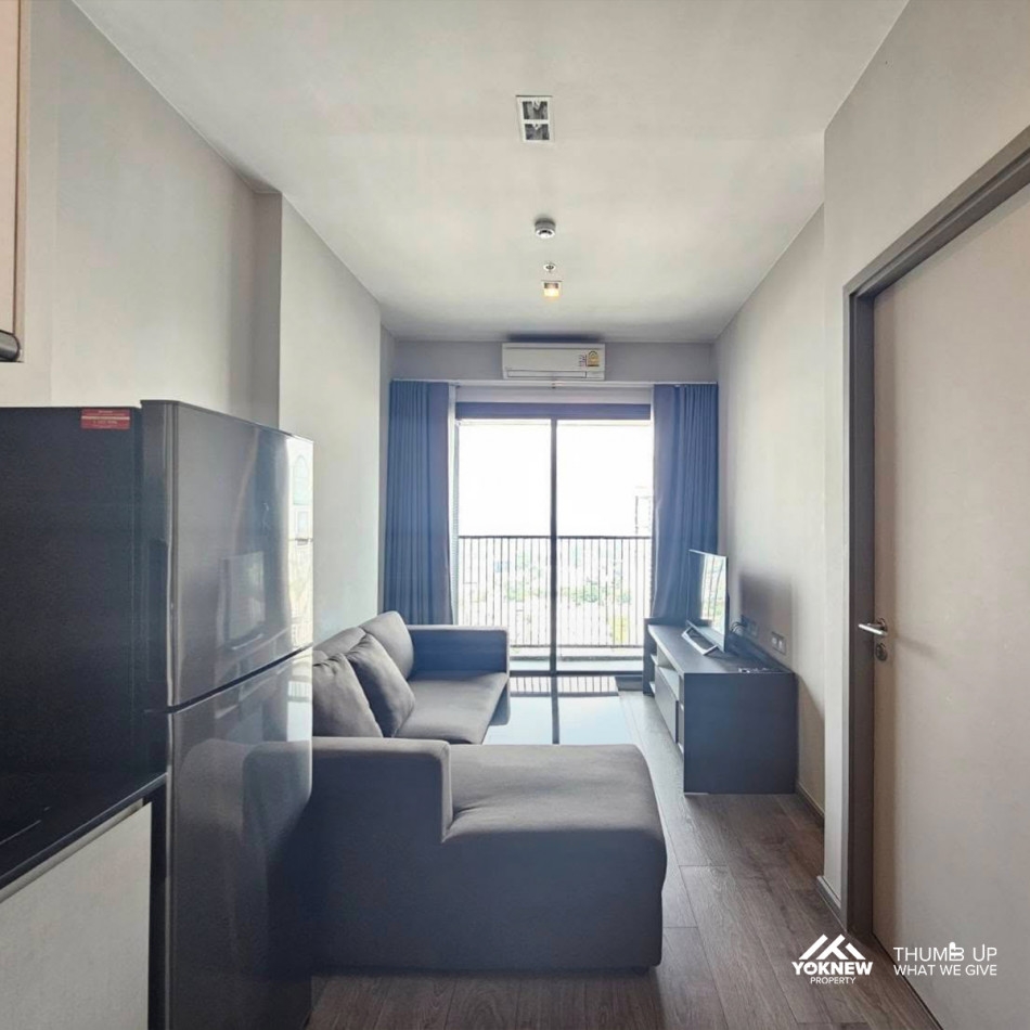 For rentWhizdom Avenue Ratchada - Ladprao, a room divided into separate areas for privacy.