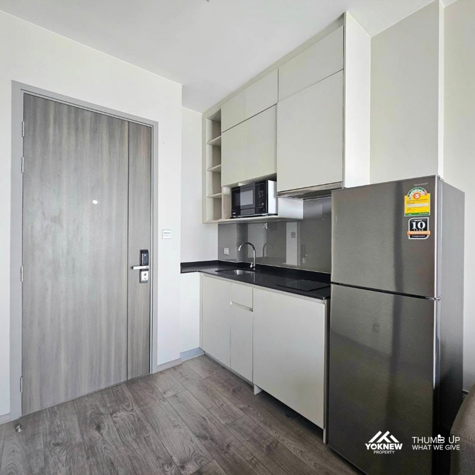 For rentWhizdom Avenue Ratchada - Ladprao, a room divided into separate areas for privacy.