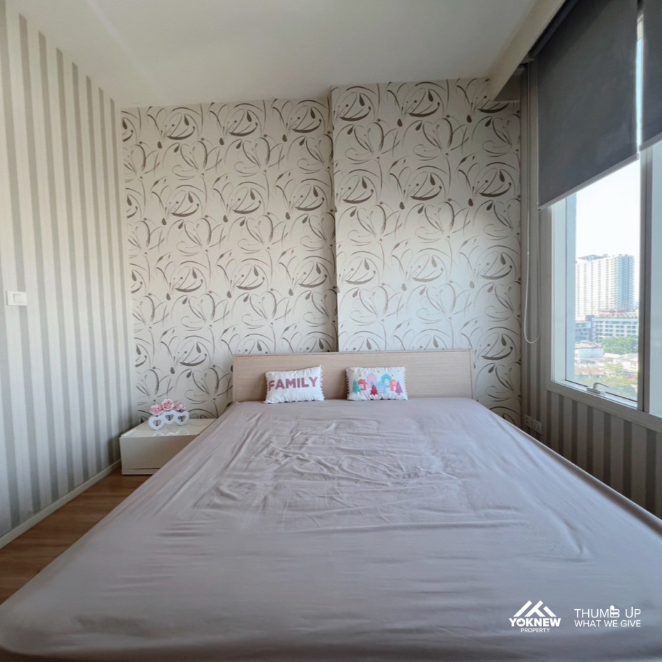 Wind Ratchayothin The room is decorated with beautiful wallpaper, complete with furniture and applia