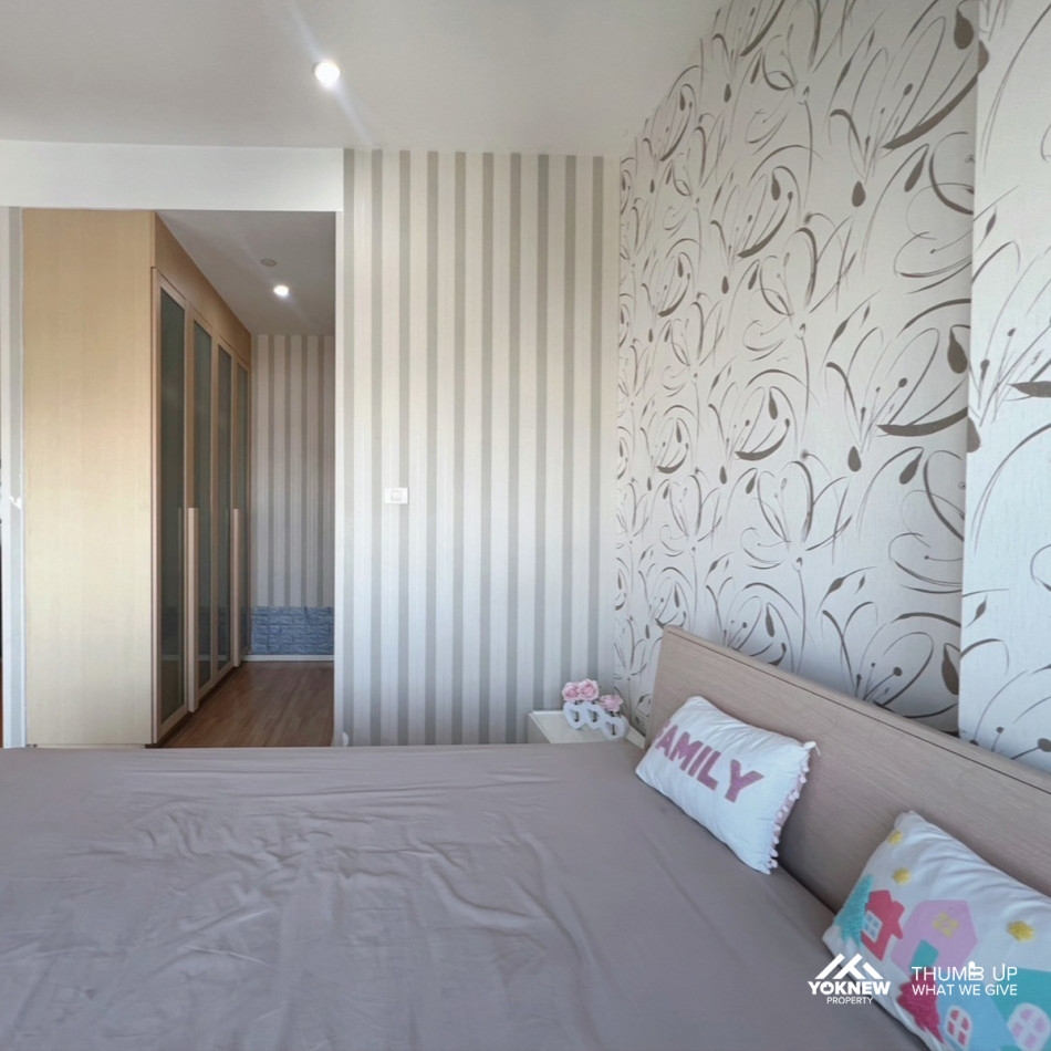 Wind Ratchayothin The room is decorated with beautiful wallpaper, complete with furniture and applia