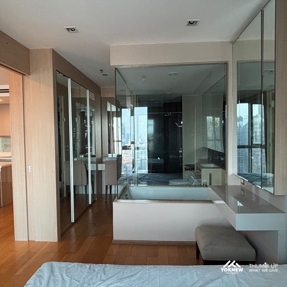 Condo The Address Asoke 1 bedroom 1 bathroom, fully furnished, high floor, city view, corner positio