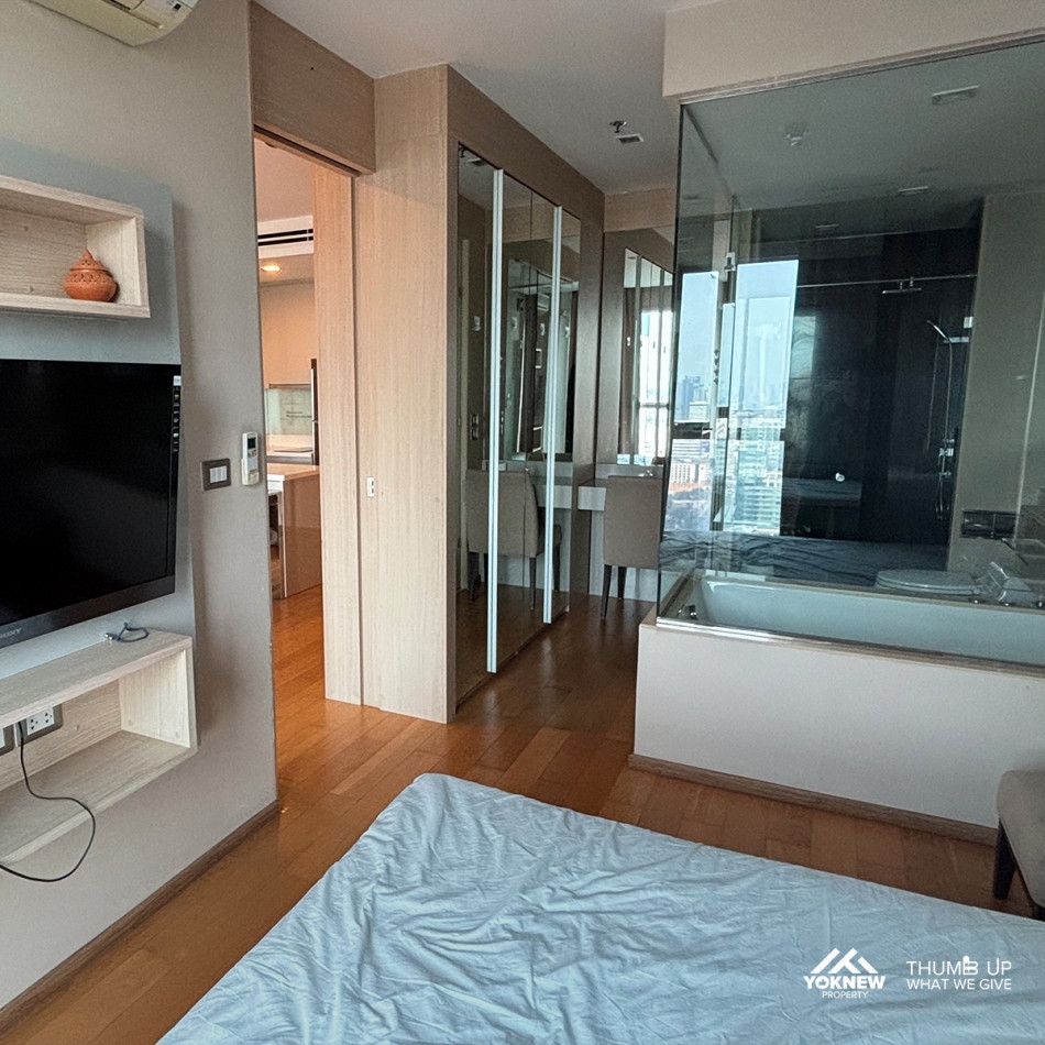 Condo The Address Asoke 1 bedroom 1 bathroom, fully furnished, high floor, city view, corner positio