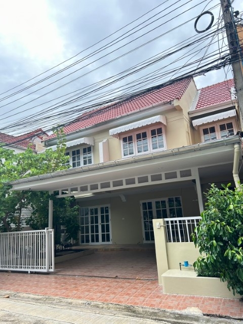 For rent townhouse 2 unit Baan Maneeya ville 6 bed 4 bath 1 working room 2 cars near BTS Punnawithi