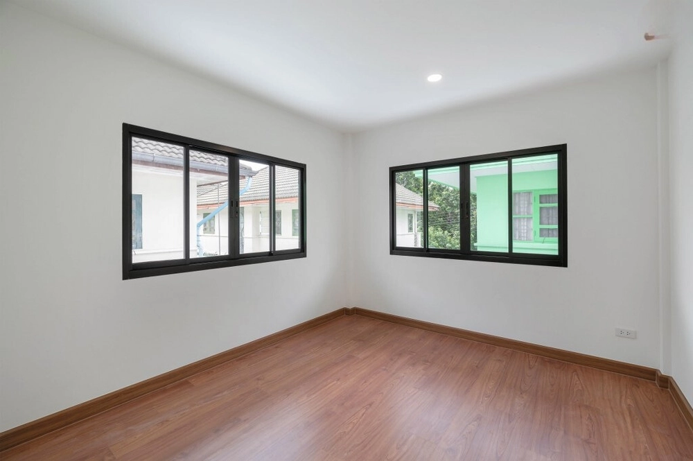 For sale: newly decorated second-hand house, The Emerald Garden 1 project, modern design, area 52.7 sq m, convenient for all walks, near Denla School, Purple Line Bang Phlu Station and Robinson Ratchaphruek.