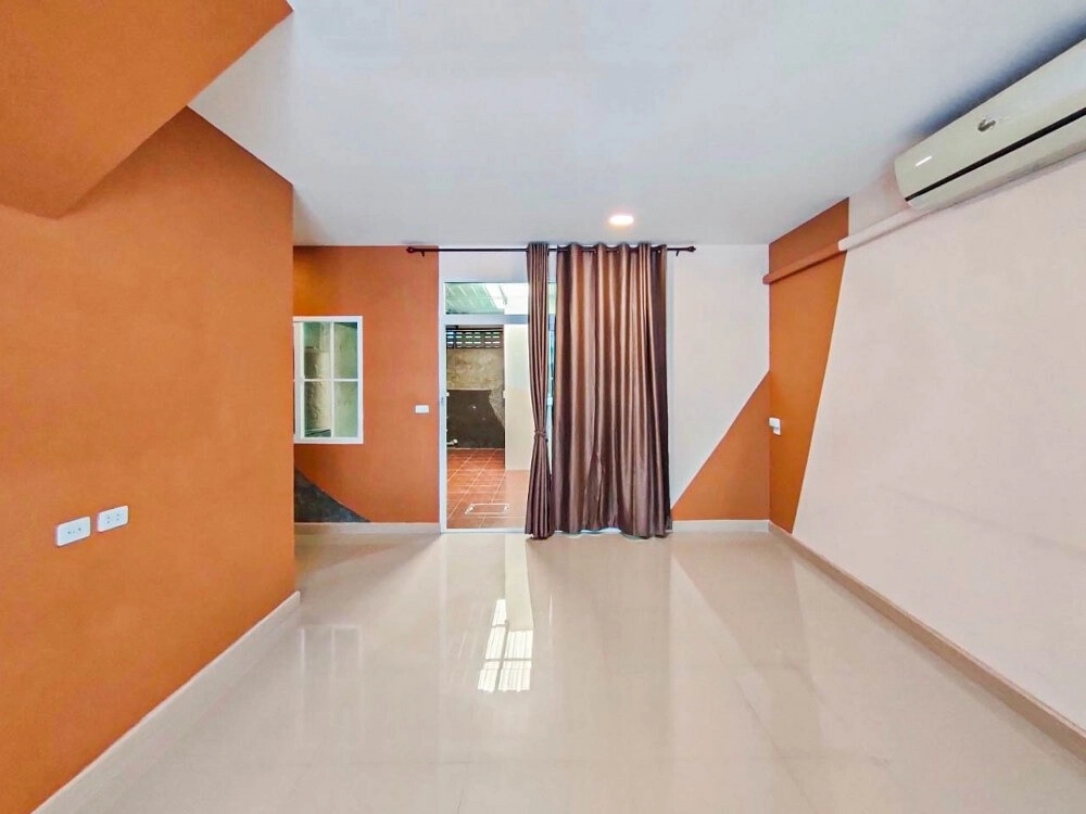 Second-hand townhouse for sale in Bangkok, Phra Pin 2 Project, Phutthamonthon Sai 2, area 25.2 sq m., newly decorated house, ready to move in, water pump with water tank, in a convenient location near the Si Rat Expressway entrance.