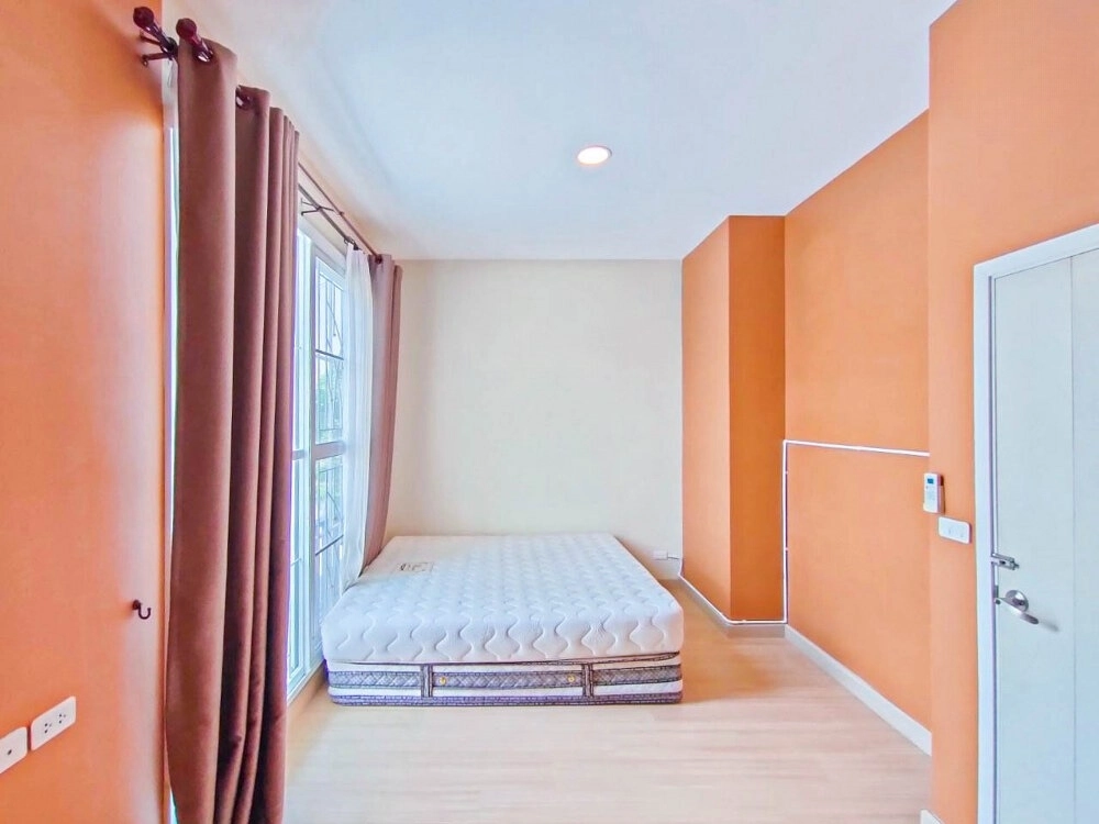 Second-hand townhouse for sale in Bangkok, Phra Pin 2 Project, Phutthamonthon Sai 2, area 25.2 sq m., newly decorated house, ready to move in, water pump with water tank, in a convenient location near the Si Rat Expressway entrance.