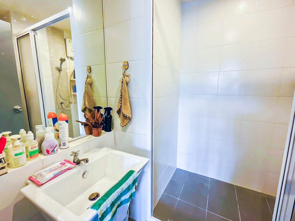 For sale, second-hand condominium, Nonthaburi, Aspire Rattanathibet 2 project, area 30.72 sq m., room in good condition, complete facilities, near the Purple Line Bang Krasor Station, near Ngam Wong Wan Expressway.