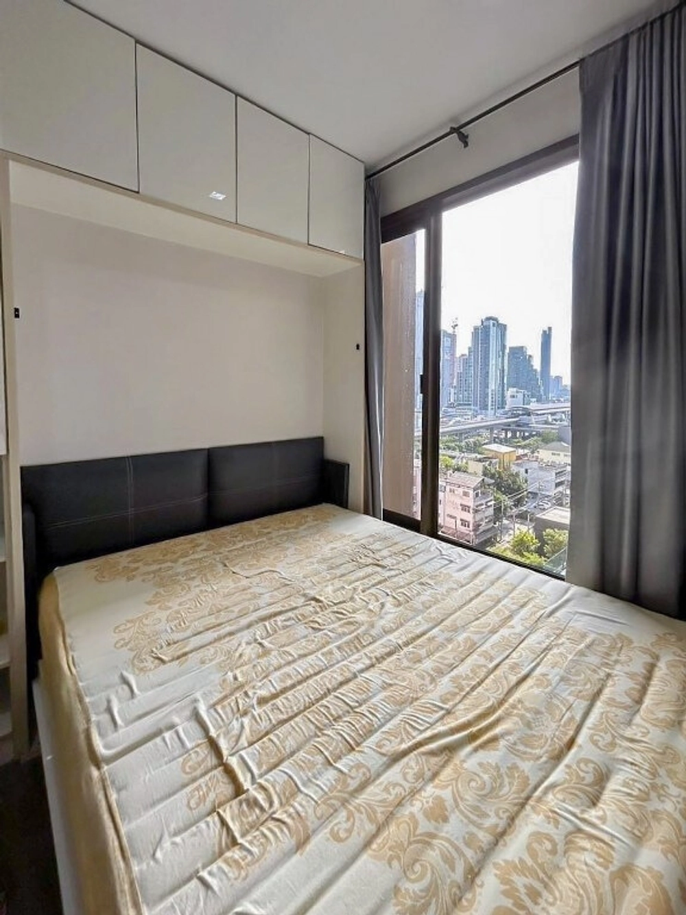 Second-hand condominium for sale, Nye by Sansiri project, Krung Thonburi, area 30.68 sq m., beautiful interior, ready to move in, complete furniture, near the Green Line BTS, Wongwian Yai Station