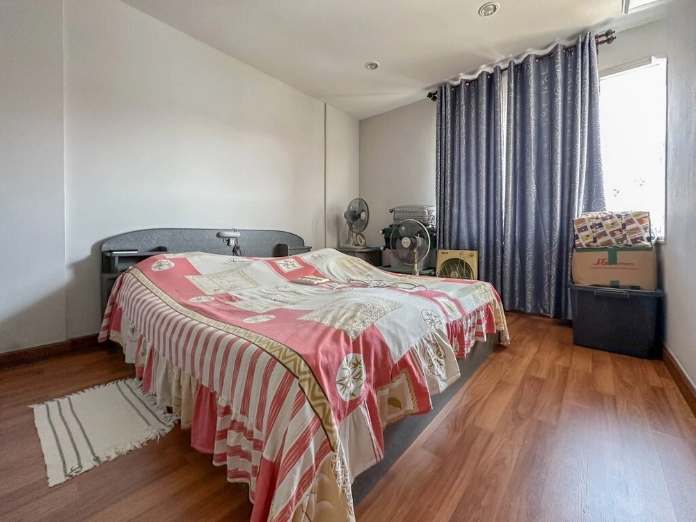 For sale: 3-storey second-hand townhouse, Plus City Park Ngamwongwan 25 project, area 21.30 sq m., beautiful house ready to move in, near the Purple Line, Nonthaburi Government Center Station and the Ngamwongwan Expressway entrance.