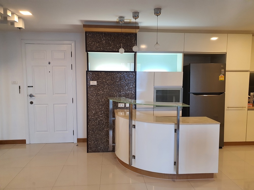 Fully-furnished Condo for Rent 135 SQ.M at Lumpini Place Narathiwas-Chaopraya River View