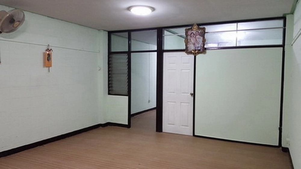 Accommodation 51-60 sq.m.: Good location near MRT Huai Khwang 700M, has parking, convenient transportation, next to bus stop, near 7-11, has motorcycle taxi service, near shopping mall and fresh market.