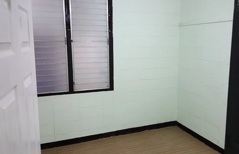 Accommodation 51-60 sq.m.: Good location near MRT Huai Khwang 700M, has parking, convenient transportation, next to bus stop, near 7-11, has motorcycle taxi service, near shopping mall and fresh market.