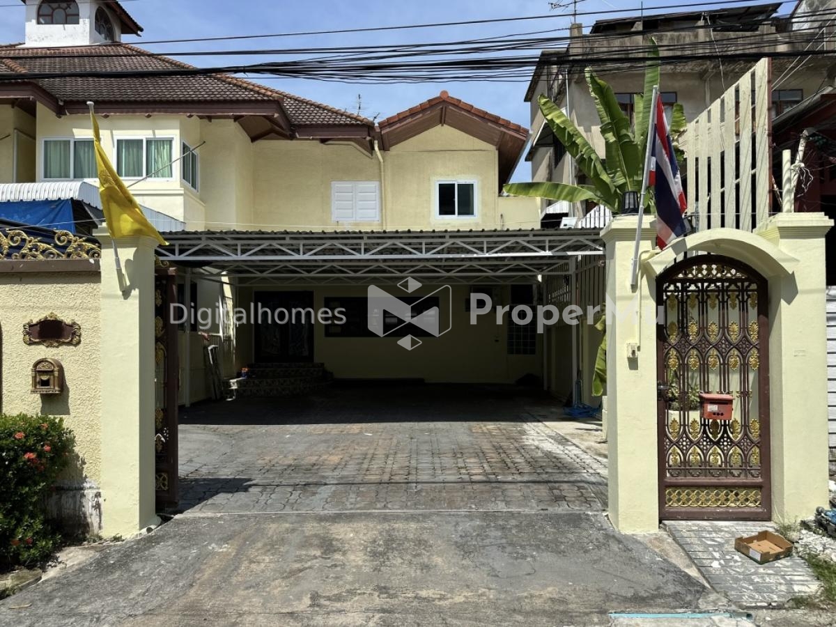 For rent: 2-storey detached house, Sukhumvit 50, 3 bedrooms, 60 sq m., near BTS On Nut, 1.7 km.