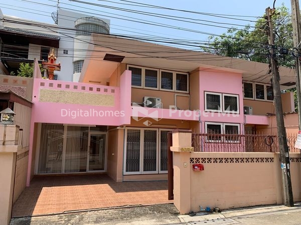 For rent Home office Lat Phrao Soi 1 3 bedrooms, 2 car parking spaces, only 450 meters to Lat Phrao 