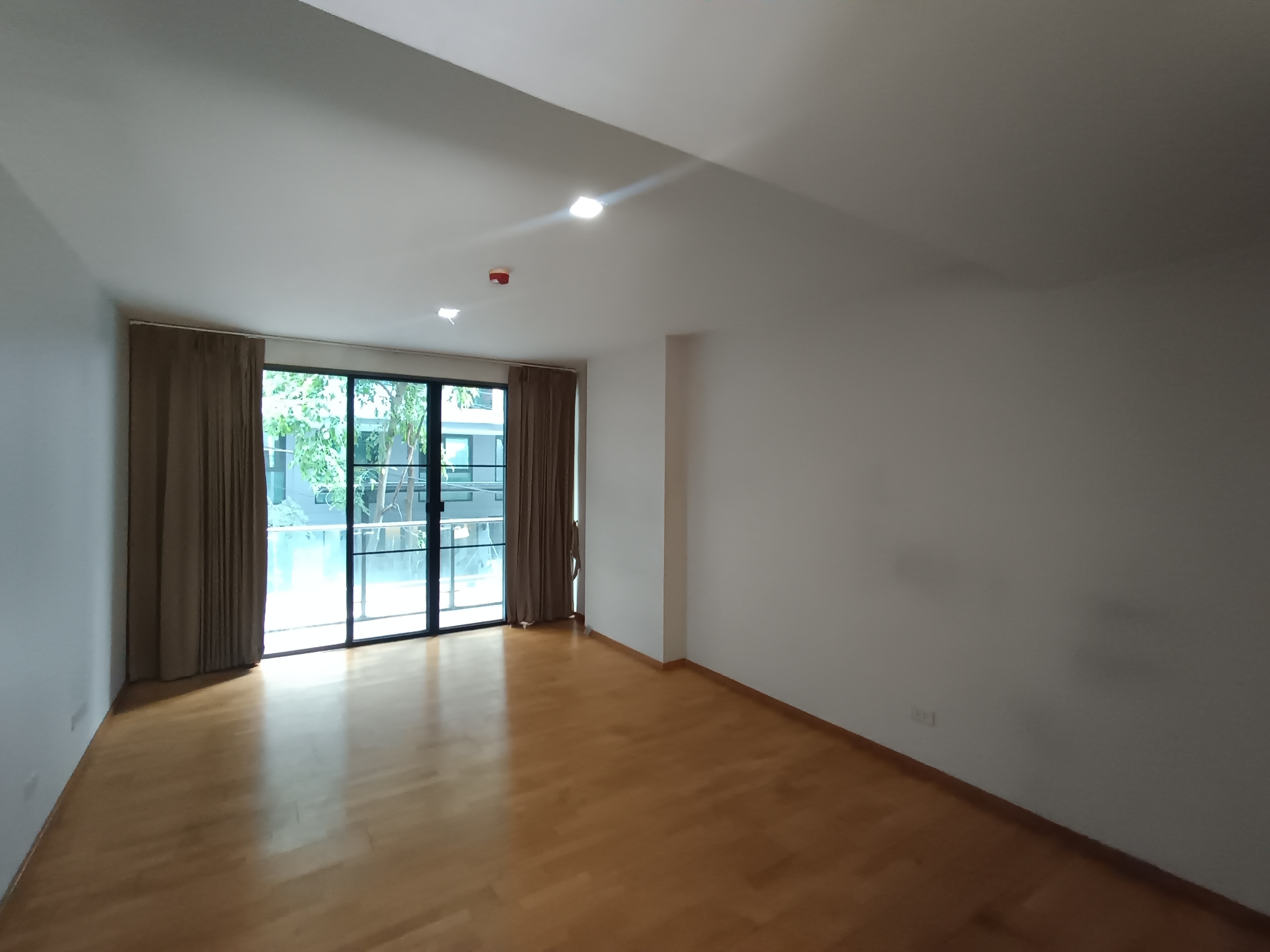 For Sale : Condo Issara@42 77sq.m. 2nd. Floor