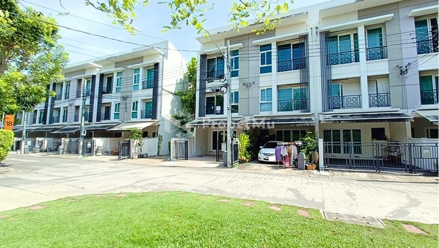 Selling at a loss, 3-storey townhouse, Baan Klang Muang, Rama 9 (Motorway)