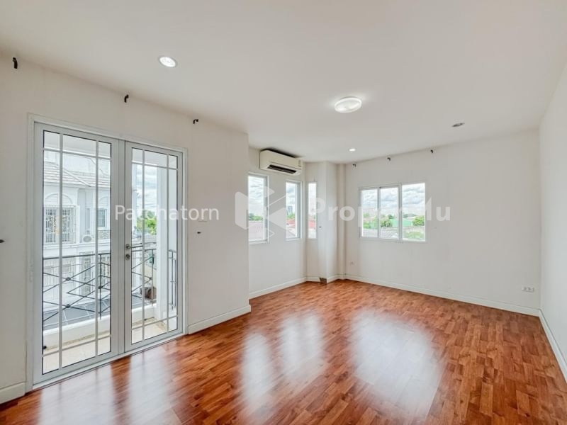 Sales TownHome Mooban Chuanchuen Charansanitvong 3 (location : Corner)