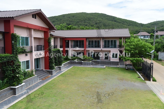 Rose Villa Resort Pak Chong is a business with a mountain view and a nice, shady atmosphere.