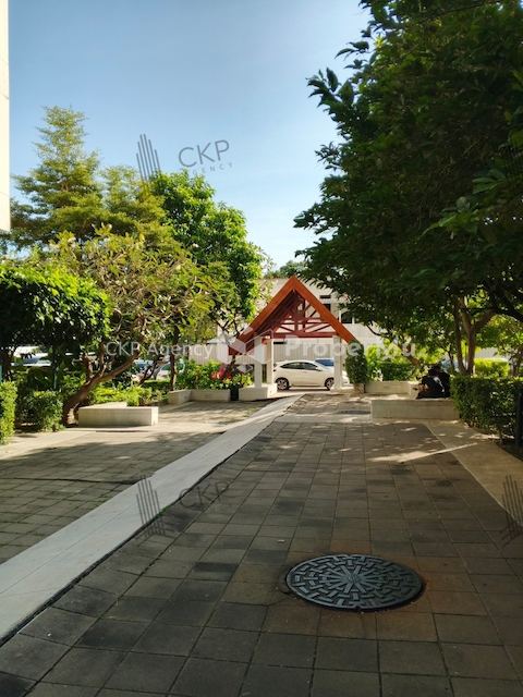 Condo Fak Khao Phot is located between two roads, convenient for travel, near the BTS station, ABAC.