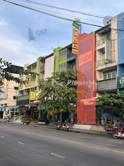 Commercial building with tenants, located on Lat Phrao Wang Hin Road, in a community area