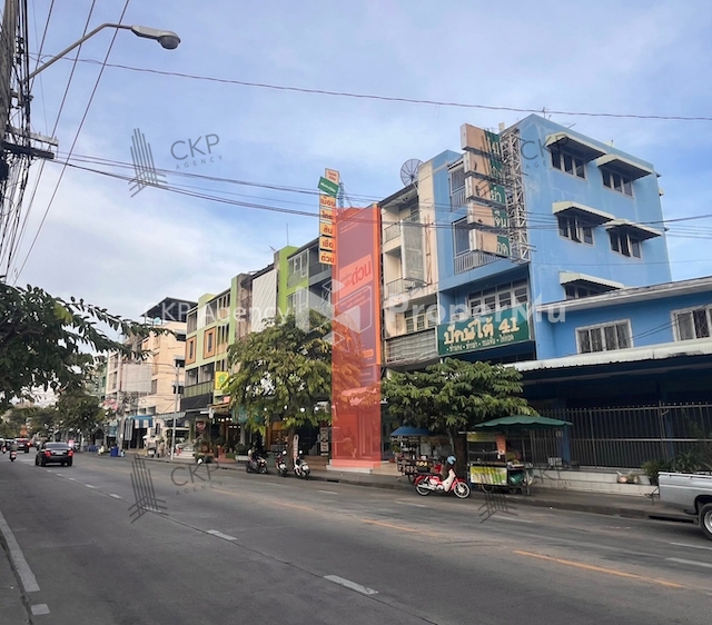 Commercial building with tenants, located on Lat Phrao Wang Hin Road, in a community area