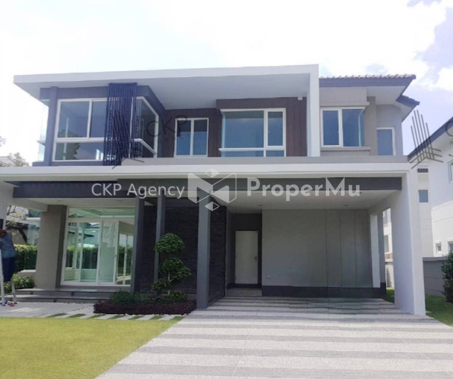 Single house, The Grand Pinklao-De Pine, no one in front of the house, very quiet and shady.