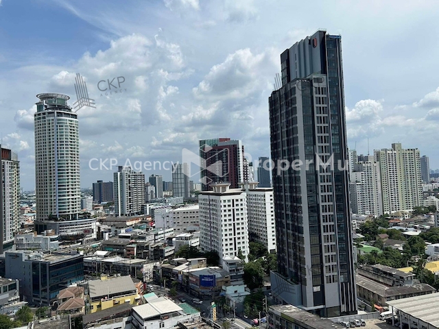 Condo Ideo Sukhumvit - Rama 4 with furniture, city view, only 400 meters from BTS Phra Khanong.