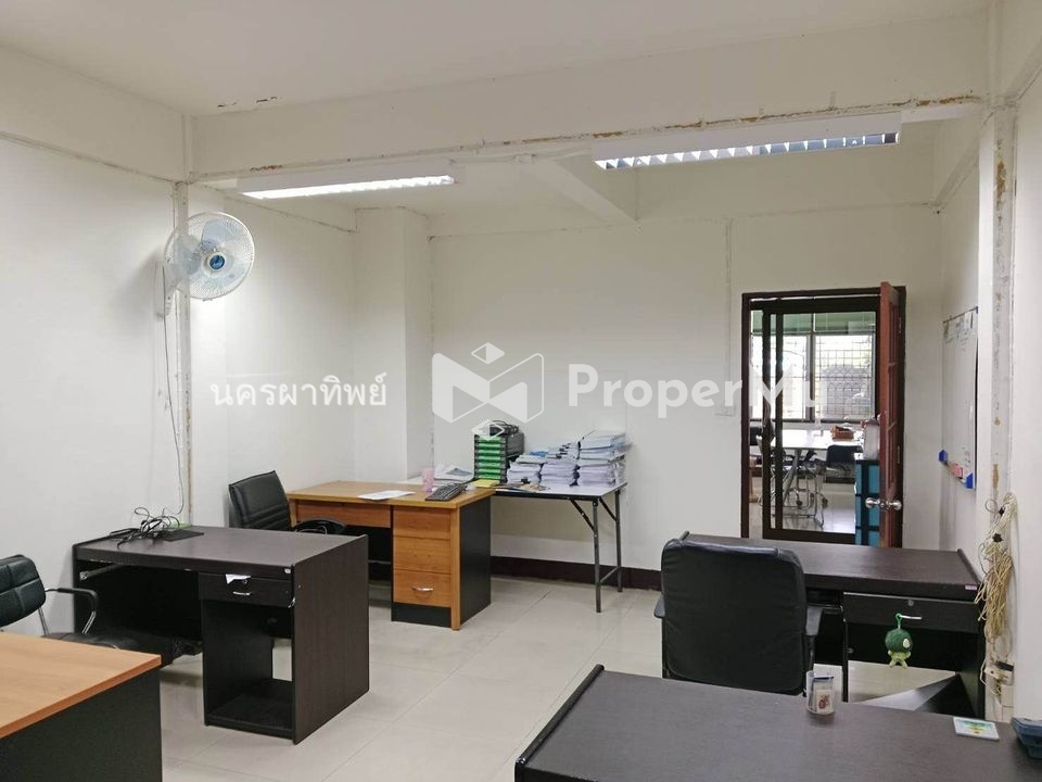 Sale Townhouse  4br 3br  1 office (big)+ AirCon 4 pcs + Partly Furnished  3.8 mil thb