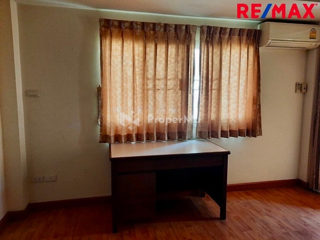 For sale: Baan Im-Amporn, Pinklao, Thawi Watthana, suitable for a dormitory.