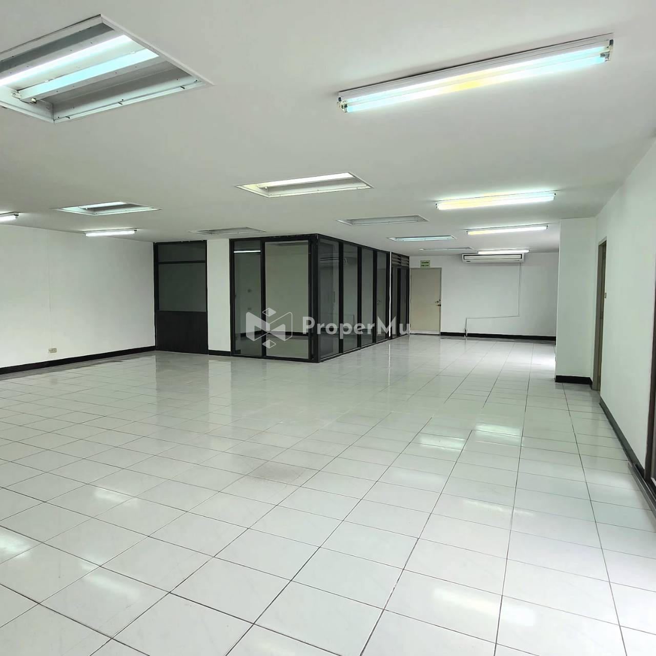 Office space for rent at Sukhumvit 71 Soi Pridi Banomyong 41. (At 71 Sportclub building)