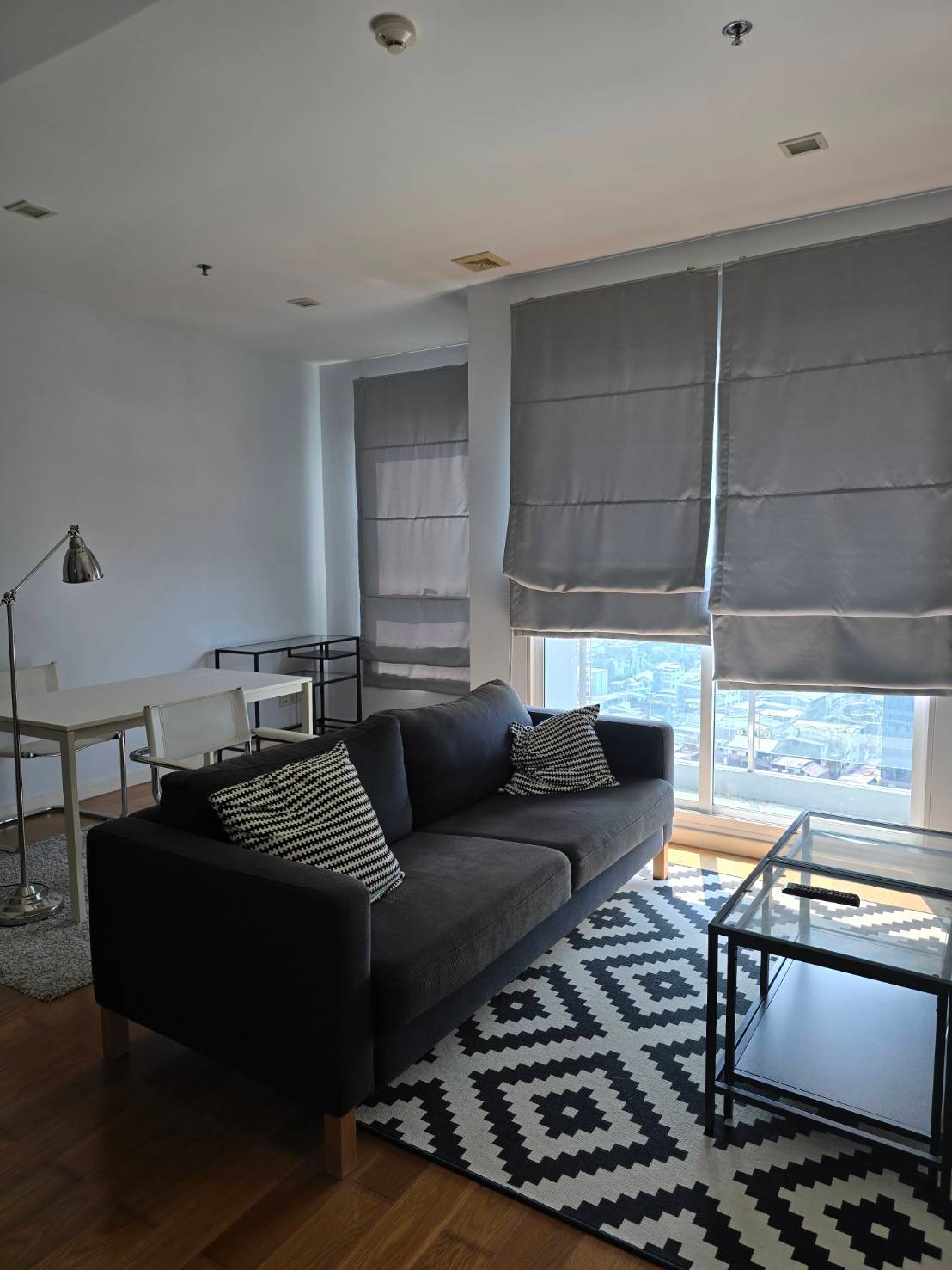For rent 2 bed 2 bath 80 sqm. at Condolette Ize Condo. 130 metres from BTS Ratchtewi (one statation 