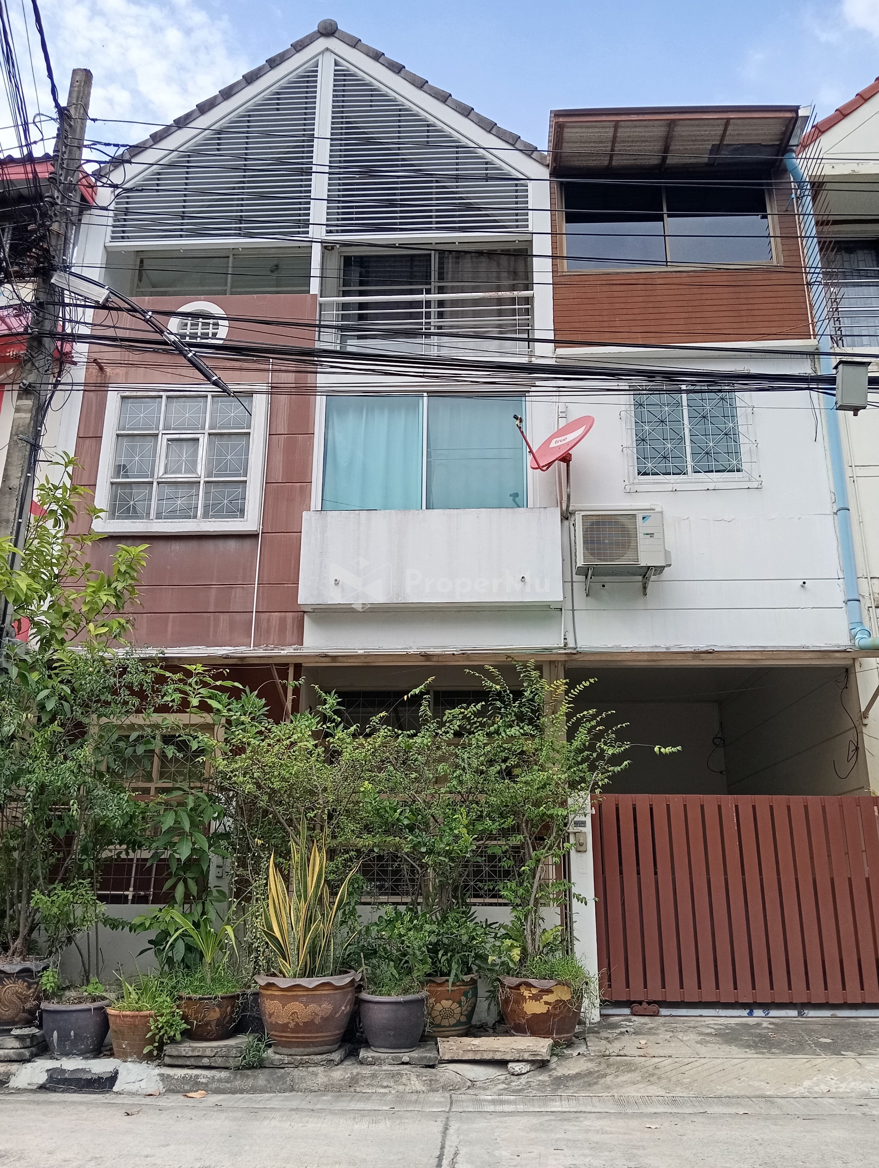 (Owner post!!) Town House near Mrt Srirat for rent. Safe and convenient for all transportations.