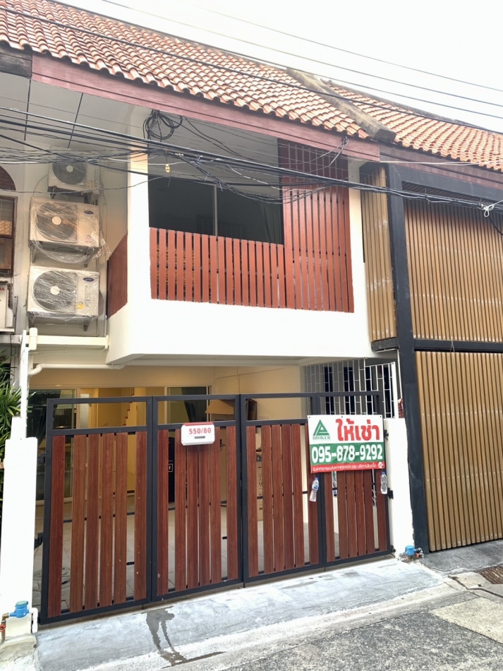 Townhome for rent, near Central Rama 9, just 5 minutes, Soi Pho Pan, 100 sq m, 14 sq. wa, newly deco