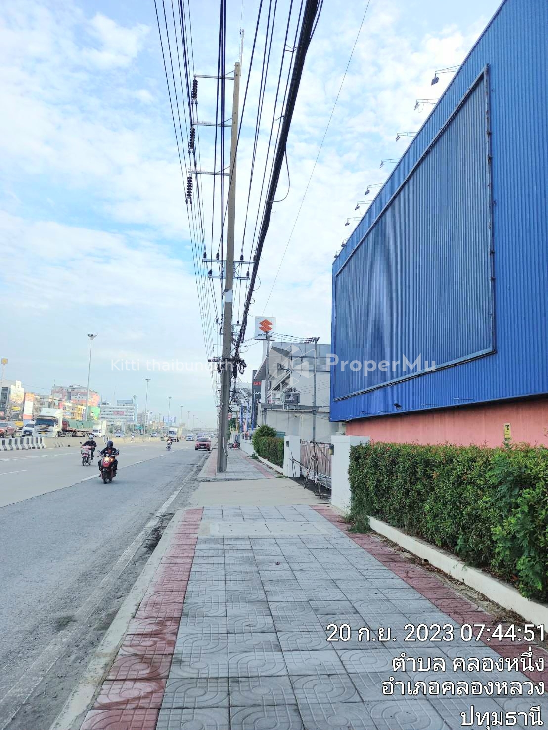 Land on Phahonyothin Road with a 5 rai 2 ngan showroom