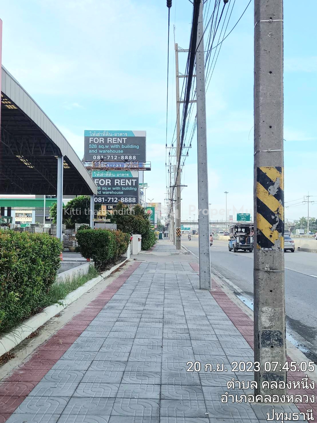 Land on Phahonyothin Road with a 5 rai 2 ngan showroom