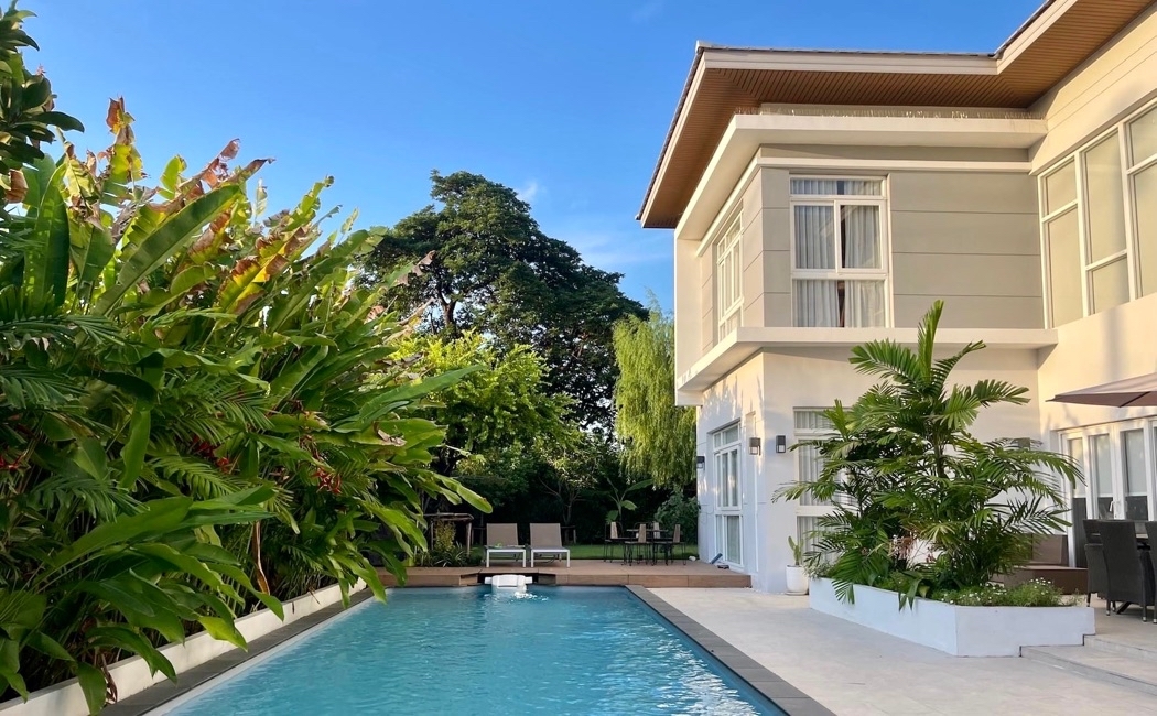 For sale Luxury detached house, in a golf course with private swimming pool, Windmill Park Bangna-Su