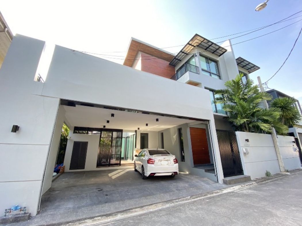 For rent 3-Story Detached Pool Villa in Ekkamai, Bangkok. Fully furnished and ready to move in