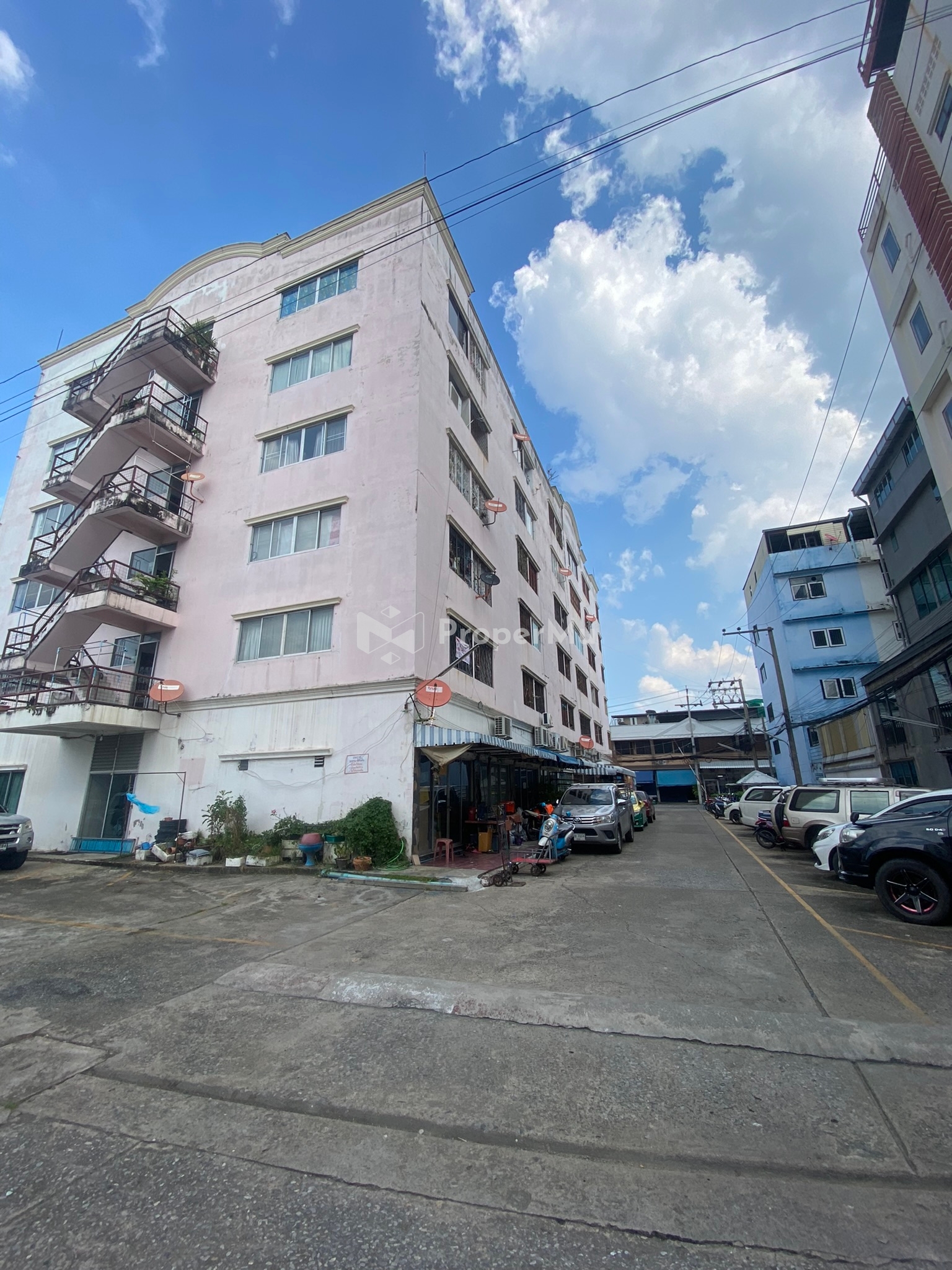 For sale and rent, Intra Mansion condo, near Pink Line BTS, 28 sq m, owner sells himself.