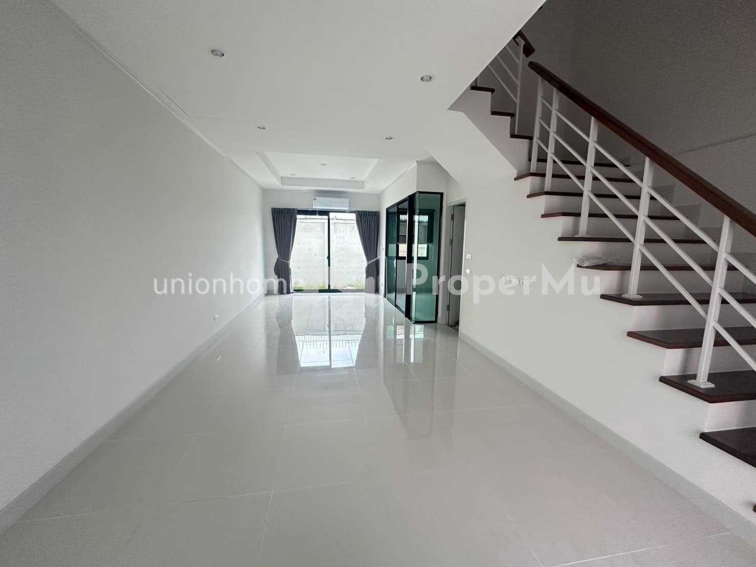 For rent: 3-storey townhouse, Supalai Pride Bangna-Lat Krabang Village, ready to move in, price 22,000 baht/month (N.1440)