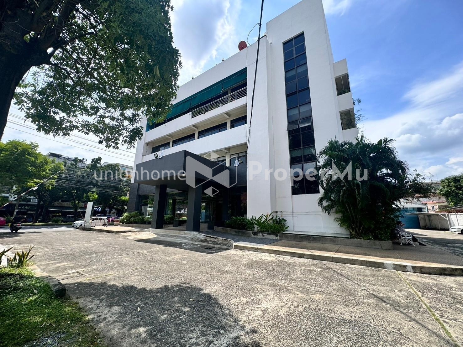 For rent: Showroom Phatthanakan, area 220 sq m., good location with parking, Phatthanakan Road, Suan Luang, Bangkok (N.1443)