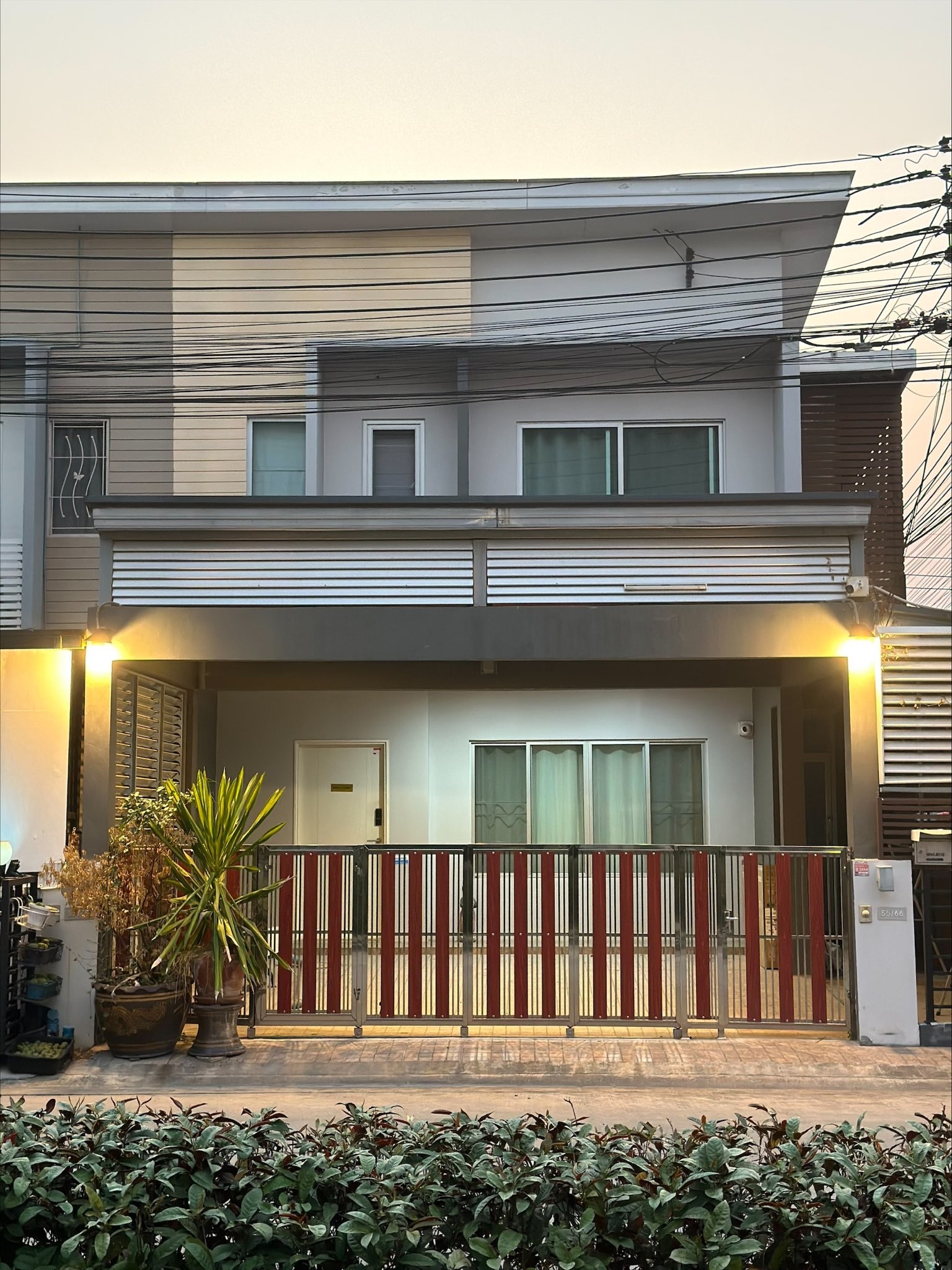 Townhouse for sale, located in front of The Connect Chaengwattana 2 project, the electric train is i