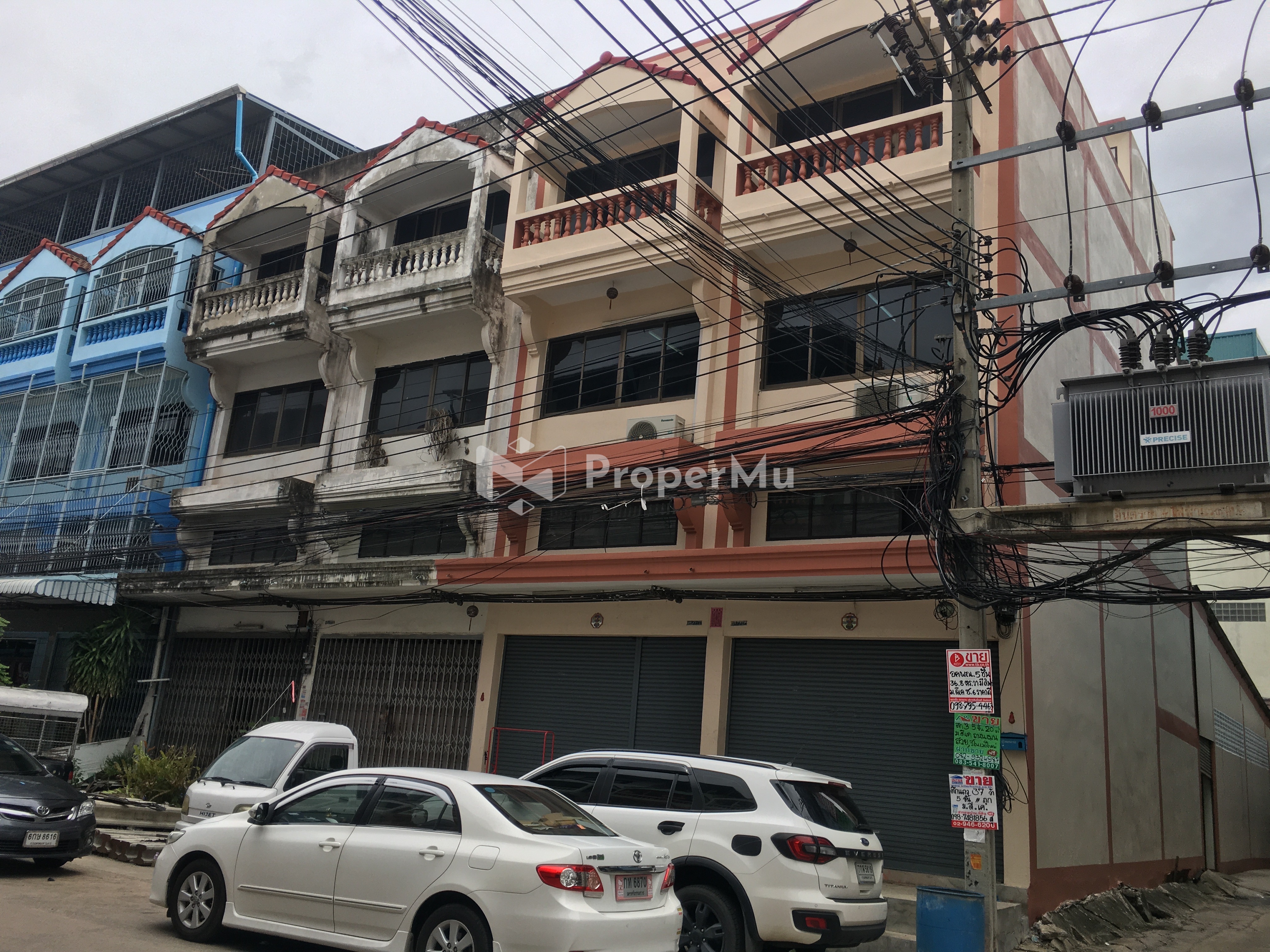 For sale: 3 adjacent shophouses, 3 and a half floors, DK Village, Soi 10, Bang Bon, No. 29, 31 and 33.