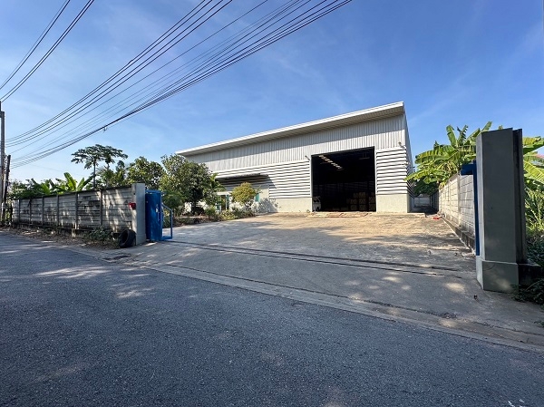 Warehouse for sale size 810 sq m (27*30) and with 1 rai of land.  Bangkok Kreetha Soi 37 with office